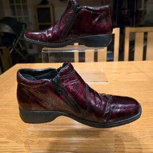 Rieker Women's Shiny Burgundy Flats